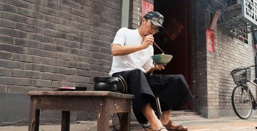 穿拖鞋的吃瓜老汉视频,意外走红网络