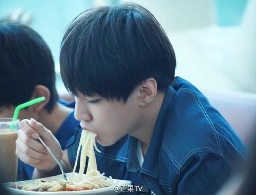 王俊凯吃瓜表白视频