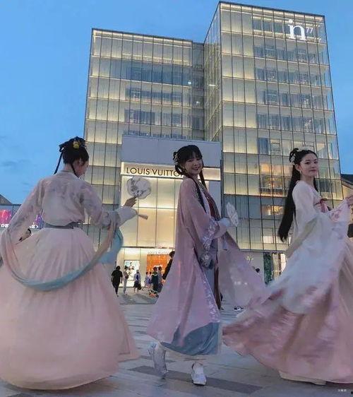 汉服吃瓜小姐姐视频,吃瓜小姐姐演绎古风时尚风采